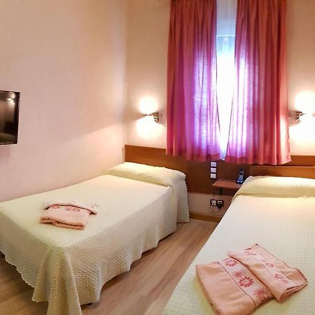 Hostal De La Torre Hostal Economico Valladolid Extérieur photo