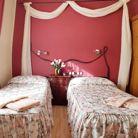 Hostal De La Torre Hostal Economico Valladolid Extérieur photo