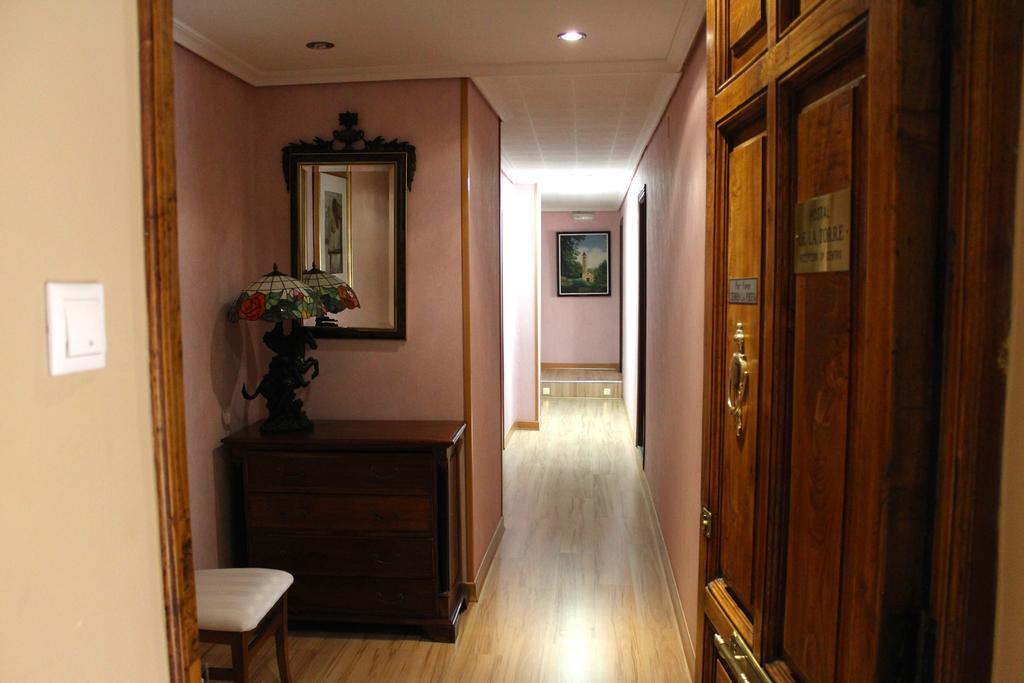 Hostal De La Torre Hostal Economico Valladolid Extérieur photo