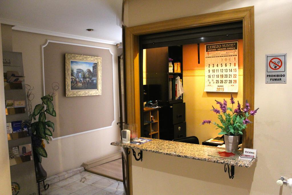 Hostal De La Torre Hostal Economico Valladolid Extérieur photo
