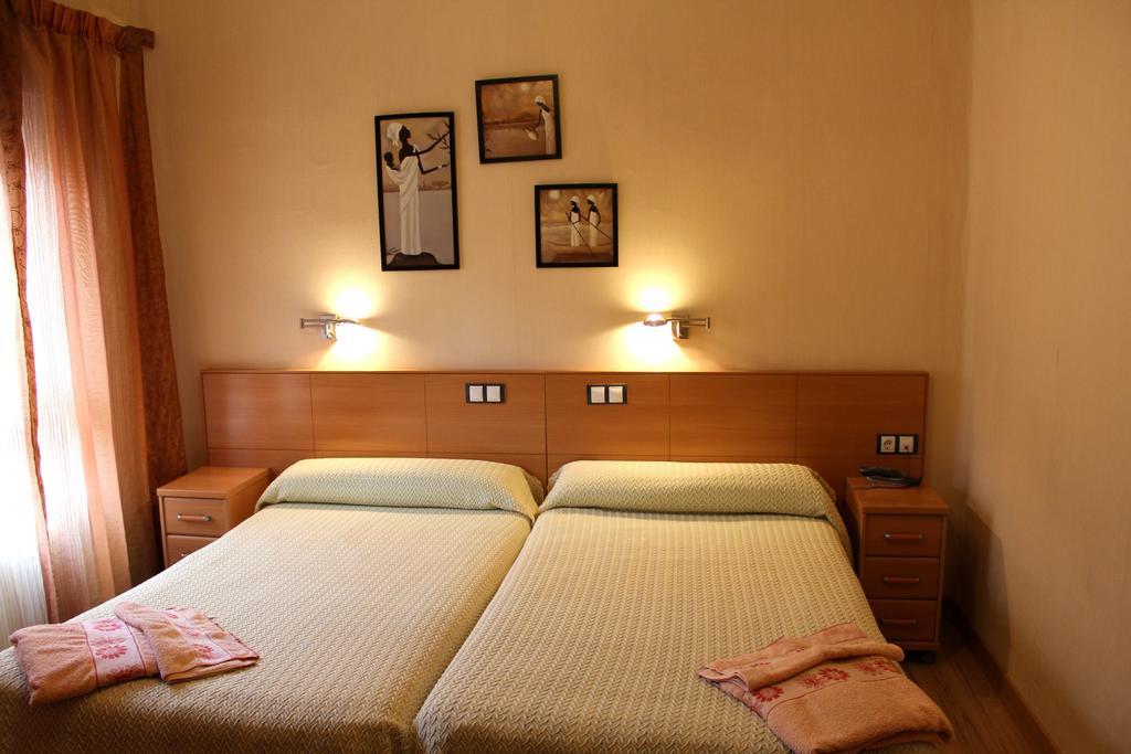 Hostal De La Torre Hostal Economico Valladolid Chambre photo