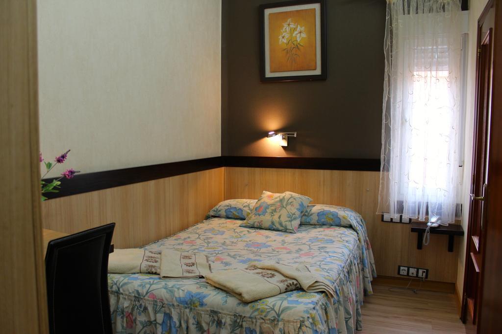 Hostal De La Torre Hostal Economico Valladolid Chambre photo