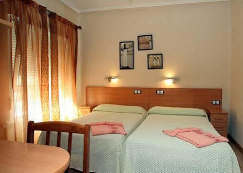 Hostal De La Torre Hostal Economico Valladolid Extérieur photo