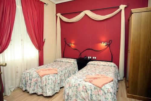 Hostal De La Torre Hostal Economico Valladolid Extérieur photo