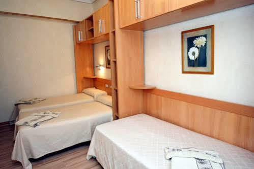 Hostal De La Torre Hostal Economico Valladolid Extérieur photo