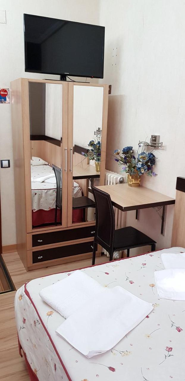 Hostal De La Torre Hostal Economico Valladolid Extérieur photo