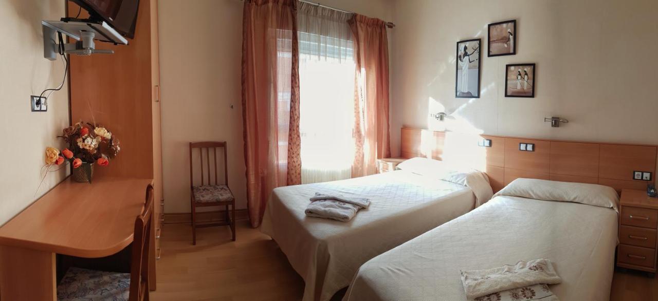 Hostal De La Torre Hostal Economico Valladolid Extérieur photo