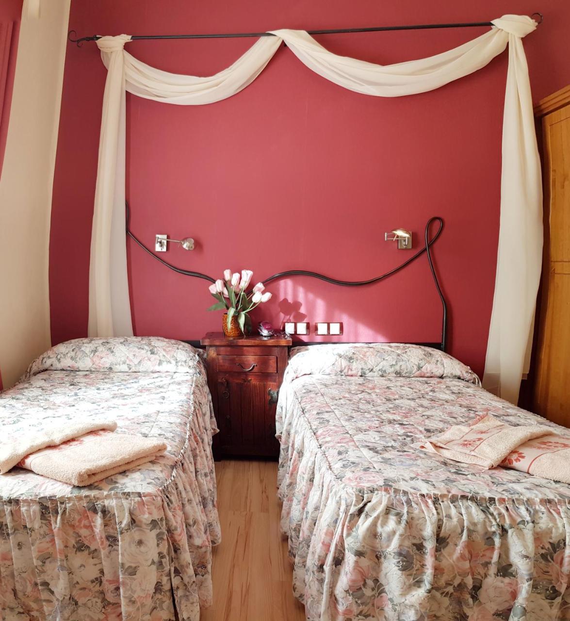 Hostal De La Torre Hostal Economico Valladolid Extérieur photo