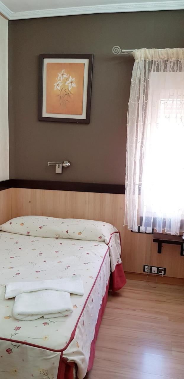 Hostal De La Torre Hostal Economico Valladolid Extérieur photo